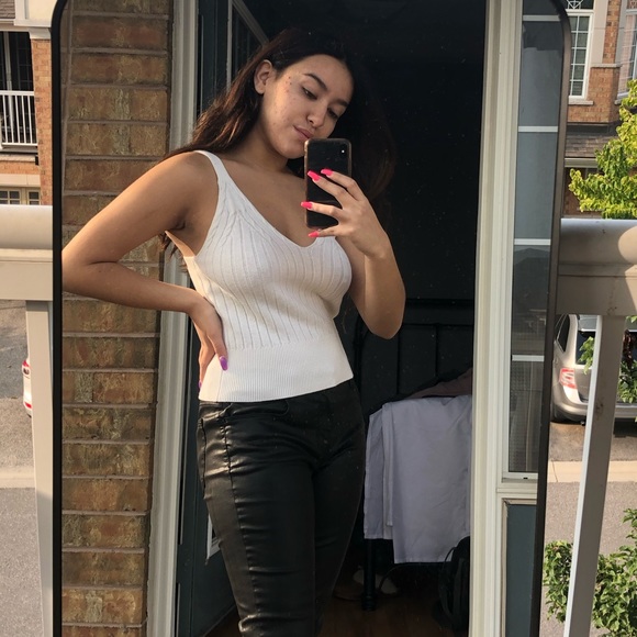 Aritzia Tops - Wilfred white knit tank 🤍